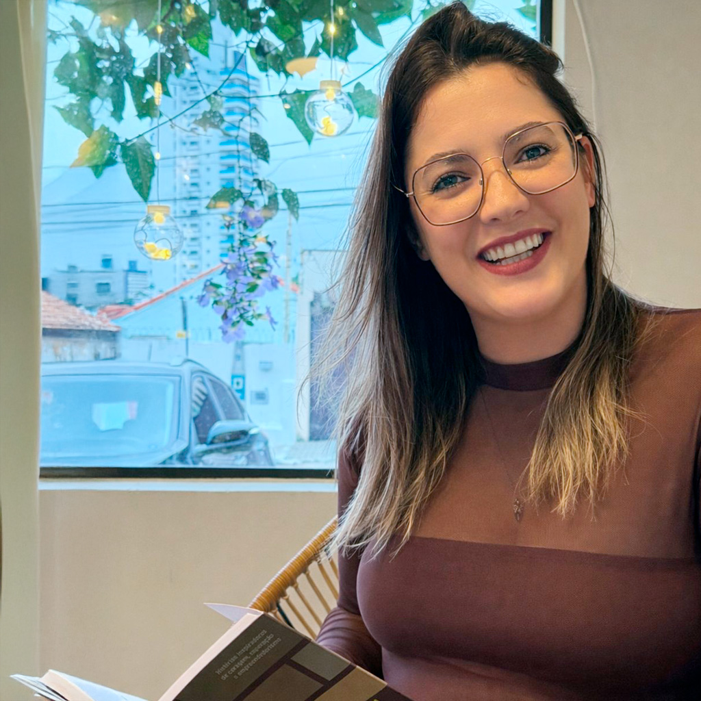 Rafaela Vaz lendo material jurídico
